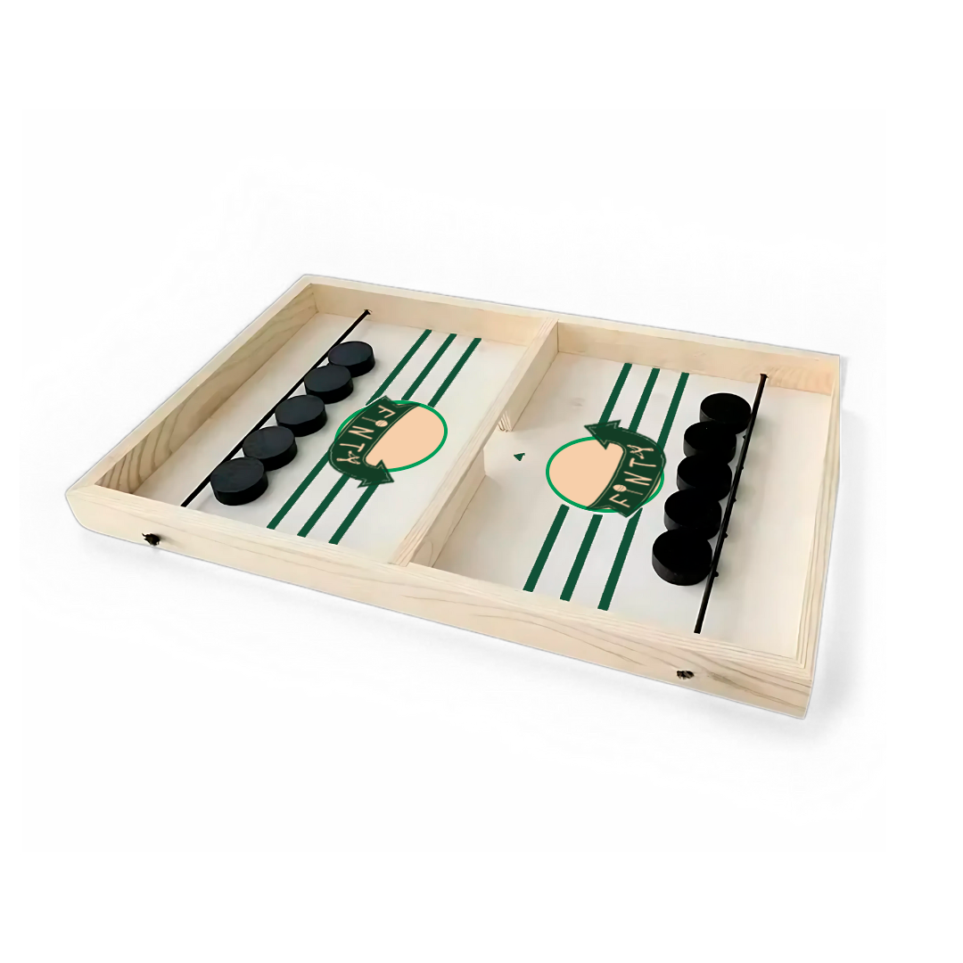 Close-up de mãos pressionando os botões no tabuleiro