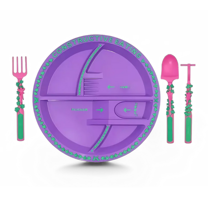 Criança aprendendo a comer sozinha com utensílios lúdicos