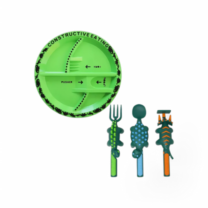 Vista detalhada dos utensílios infantis em forma de veículos de construção.