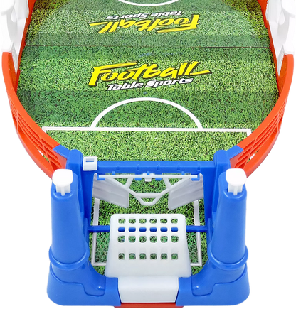 Pais e filhos se divertindo com o mini jogo de futebol de mesa.