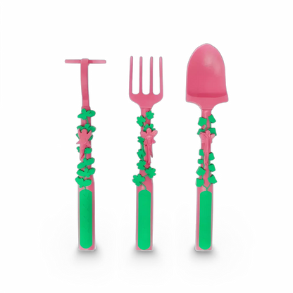 Criança alegre comendo usando colher em forma de escavadeira.